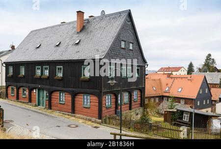 Hinterhermsdorf, Allemagne. 20 février 2020. Une maison d''Umgebinde rénovée et restaurée peut être vue à Hinterhermsdorf. Les maisons à colombages de Haute-Lusace, construites pour la plupart au milieu du XIXe siècle, caractérisent encore l'architecture du village de Haute-Lusace, une région située dans le sud-est de la république, près de la frontière avec la République tchèque. Crédit: Matthias Rietschel/dpa-Zentralbild/ZB/dpa/Alay Live News Banque D'Images