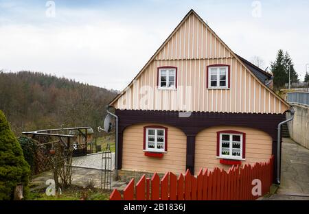 Hinterhermsdorf, Allemagne. 20 février 2020. Une maison d''Umgebinde rénovée et restaurée peut être vue à Hinterhermsdorf. Les maisons à colombages de Haute-Lusace, construites pour la plupart au milieu du XIXe siècle, caractérisent encore l'architecture du village de Haute-Lusace, une région située dans le sud-est de la république, près de la frontière avec la République tchèque. Crédit: Matthias Rietschel/dpa-Zentralbild/ZB/dpa/Alay Live News Banque D'Images