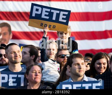 Arlington, États-Unis. 23 février 2020. Les spectateurs assistent aux campagnes de Pete Buttigieg dans une mairie de la Washington Liberty High School, à Arlington. Crédit: Sopa Images Limited/Alay Live News Banque D'Images