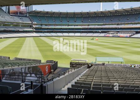 Vue sur la rampe d'entrée du joueur jusqu'au terrain de cricket de Melbourne (MCG) en cours de préparation pour un match de cricket Banque D'Images