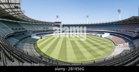 Vue panoramique depuis le niveau supérieur du Melbourne Cricket Ground (MCG) pendant sa préparation pour un match de cricket Banque D'Images