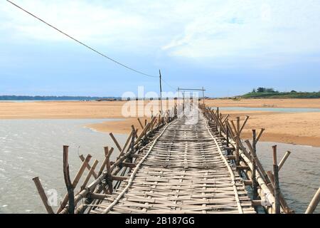 Pont en bambou traversant le Mékong entre la ville de Kampong Cham et l'île de Koh Paen, au Cambodge Banque D'Images