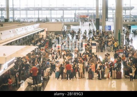 Aéroport bondé avec file d'attente d'enregistrement à l'aéroport de Hong Kong. Banque D'Images