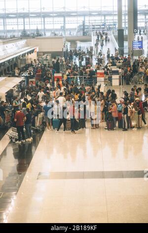 Aéroport bondé avec file d'attente d'enregistrement à l'aéroport de Hong Kong. Banque D'Images