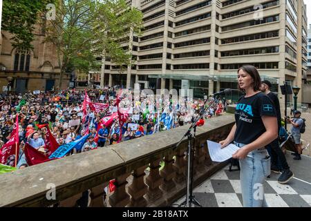 Sydney, Australie - 22 février 2020 - environ 6 000 manifestants australiens se rassemblent à l'hôtel de ville de Sydney lors d'un énorme rassemblement de protestation contre le changement climatique. Banque D'Images