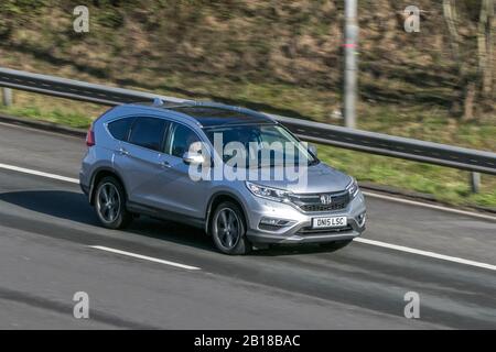 2015 Honda Cr-V ex i-VTEC Silver car essence conduite sur l'autoroute M6 près de Preston à Lancashire, Royaume-Uni. Banque D'Images