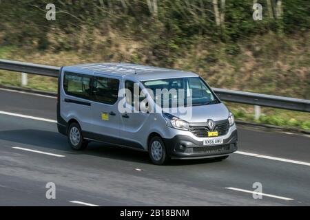 Argent Renault trafic Ll29 Business Energy 2016 ; en voiture sur l'autoroute   près de Preston dans Lancashire, au Royaume-Uni. Banque D'Images