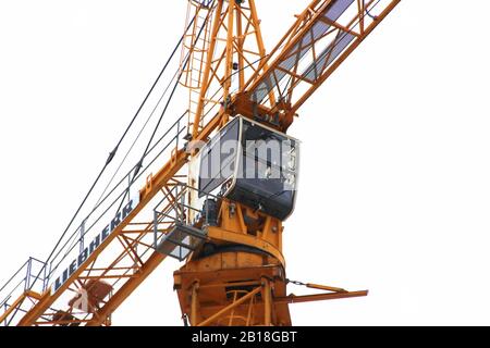 22-02-2020 Russie Syktyvkar. La grue de tour travaille sur un site de construction contre le ciel. Vue rapprochée de la cabine du conducteur de la grue. Banque D'Images