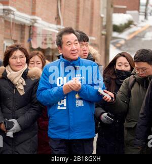 Lee Nak-Yon, 17 février 2020 : ancien Premier ministre de la Corée du Sud et candidat du Parti démocratique au pouvoir aux élections générales du 15 avril, Lee Nak-Yon (C) lors de sa campagne dans le district de Jongno à Séoul, en Corée du Sud, comme reporters le suivent. Lee se tiendra à Jongno, une circonscription symbolique de la politique coréenne où les influences de la politique sont élues. Hwang Kyo-Ahn, le chef du parti conservateur de L'opposition principale, United Future Party (UFP), est également présent dans la circonscription. Crédit: Lee Jae-Won/Aflo/Alay Live News Banque D'Images