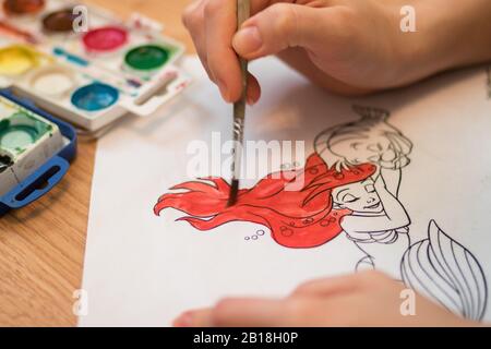 Fille peint un livre de coloriage pour adultes avec des crayons Banque D'Images