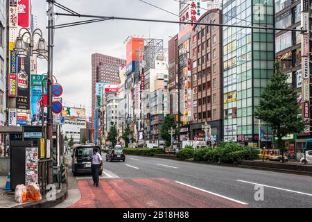Tokyo, Japon, Asie - 27 Août 2019 : Vue Sur L'Avenue Yasukuni Dori Banque D'Images