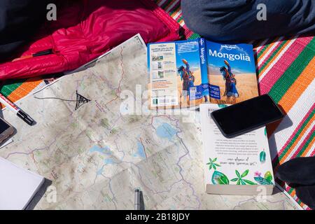 Mongolie Ulgii 2019-05-03 les voyageurs planifient leur voyage, en montrant leur destination sur la carte, le guide, les notes de voyage. Concept globetrotters recherchant l'emplacement, mak Banque D'Images