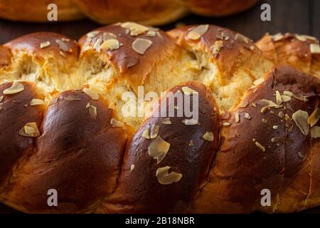 Pain sucré, fond de toureki cozonac de pâques, vue rapprochée. Brioche tressée, challah traditionnel festif Banque D'Images