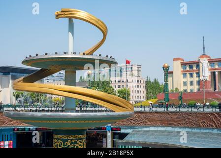 Chengdu, province du Sichuan, Chine - 13 avril 2017 : fontaine du Dragon sur la place Tianfu, au centre de la ville. Banque D'Images