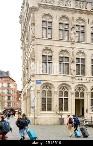 Leuven, Belgique 20 Février 2020: Hôtel 'Le Quatrième' & Restaurant 'Tafelirond'. Les gens qui marchent de la place 'Grote markt' à 'Rector de Somer plein'. Banque D'Images