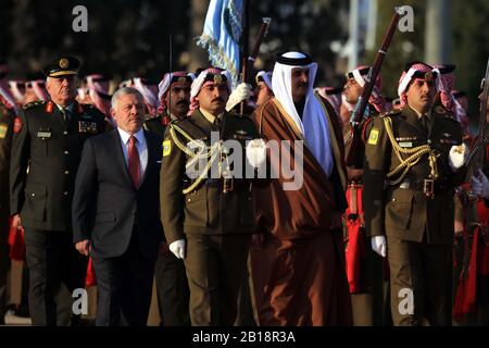 Amman, Jordanie. 23 février 2020. Le roi de Jordanie Abdallah II (2ème L) se félicite de sa visite à l'aéroport international de la Reine Alia à Amman, Jordanie, le 23 février 2020. Crédit: Mohammad Abu Ghosh/Xinhua/Alay Live News Banque D'Images