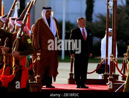 Amman, Jordanie. 23 février 2020. Le roi de Jordanie Abdallah II (R) se félicite de sa visite à l'aéroport international Queen Alia à Amman, Jordanie, le 23 février 2020, à Qatari Emir Sheikh Tamim bin Hamad Al Thani. Crédit: Mohammad Abu Ghosh/Xinhua/Alay Live News Banque D'Images