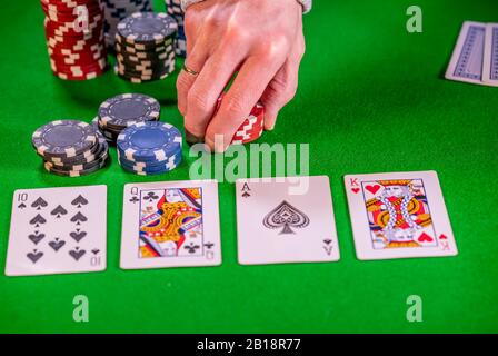 19 joueur de poker plaçant des jetons sur la table pendant un tour de Paris pendant un jeu de poker Texas Holdem Banque D'Images