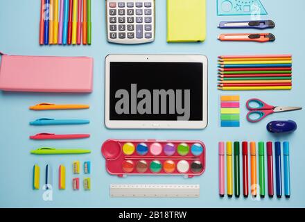 Papeterie scolaire et tablette sur la table. Banque D'Images