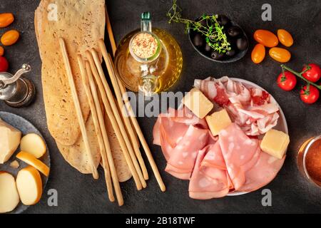 Cuisine italienne, antipastis, tiré du dessus sur fond noir, un plat Banque D'Images