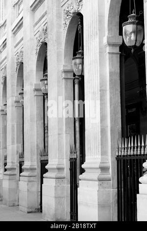 Palais Royal (Palais Royal) Vue Noir Et Blanc. Architecture Parisienne. Attractions De Paris, France. Banque D'Images