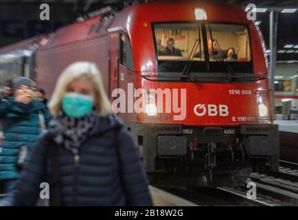 Munich, Allemagne. 24 février 2020. Une femme portant un masque de respiration marche devant le train Eurocity le long de la gare principale de Munich. Le train, arrêté au col du Brenner par crainte du virus corona, est arrivé à Munich tôt lundi matin, plusieurs heures plus tard. Crédit: Lino Mirgeler/Dpa/Alay Live News Banque D'Images