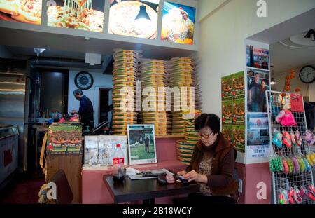 Production de pizza dans le film 'Parasite', 17 févr. 2020 : Les propriétaires, Eom Hang-Ki (R, 65) et Kang Yang-Hee (71) travaillent à leur pizza conommée Pizza Generation dans le film coréen 'Parasite' à Séoul, en Corée du Sud. Le vrai nom de la pizza qui a fourni les boîtes à l'équipage du film, est Sky Pizza. La pizza joint est un lieu de tournage emblématique du film « Parasite » primé aux Oscars réalisé par Bong Joon-Ho. Crédit: Lee Jae-Won/Aflo/Alay Live News Banque D'Images