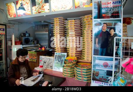 La génération de pizza dans le film 'Parasite', 17 février 2020 : La propriétaire Eom Hang-Ki (65) lit un journal à sa pizza conommée Pizza Generation dans le film coréen 'Parasite' à Séoul, en Corée du Sud. Le vrai nom de la pizza qui a fourni les boîtes à l'équipage du film, est Sky Pizza. La pizza joint est un lieu de tournage emblématique du film « Parasite » primé aux Oscars réalisé par Bong Joon-Ho. Crédit: Lee Jae-Won/Aflo/Alay Live News Banque D'Images