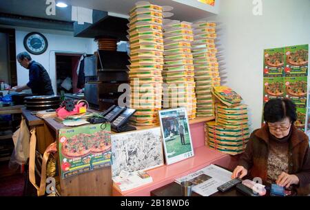 Production de pizza dans le film 'Parasite', 17 févr. 2020 : Les propriétaires, Eom Hang-Ki (R, 65) et Kang Yang-Hee (71) travaillent à leur pizza conommée Pizza Generation dans le film coréen 'Parasite' à Séoul, en Corée du Sud. Le vrai nom de la pizza qui a fourni les boîtes à l'équipage du film, est Sky Pizza. La pizza joint est un lieu de tournage emblématique du film « Parasite » primé aux Oscars réalisé par Bong Joon-Ho. Crédit: Lee Jae-Won/Aflo/Alay Live News Banque D'Images