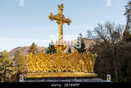 Couronne dorée de la basilique de Lourdes, France Banque D'Images