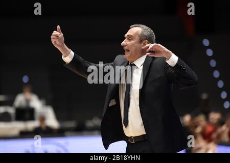 Pardubice, République Tchèque. 21 février 2020. Ronen Ginzburg, entraîneur de la République tchèque, réagit lors du championnat européen de basket-ball match de qualification République tchèque contre Danemark à Pardubice, République tchèque, le vendredi 21 février 2020. Crédit: Josef Vostarek/Ctk Photo/Alay Live News Banque D'Images