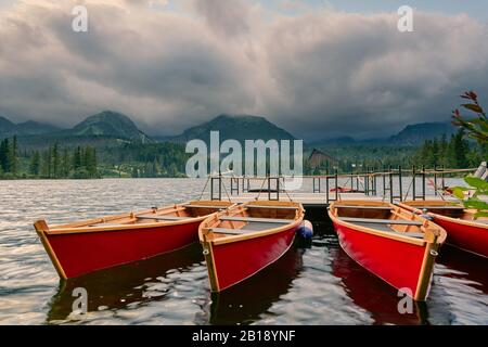 Bateaux sur le lac de montagne. Strebske pleso, Slovaquie Banque D'Images