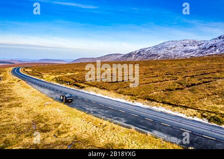 Antenne de la route R251 près du mont Errigal, la plus haute montagne de Donegal - Irlande. Banque D'Images