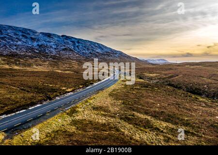 Antenne de la route R251 près du mont Errigal, la plus haute montagne de Donegal - Irlande. Banque D'Images