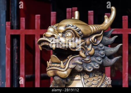 Statue de bronze de dragon dans le temple de wenshu buddist à Chengdu, province du Sichuan, Chine Banque D'Images