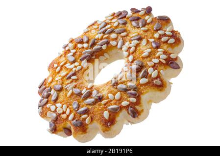 Biscuits sous forme de bagues avec graines de sésame et lin. Découpez sur un fond blanc à l'aide d'un outil à stylet. Profondeur de champ complète. Banque D'Images