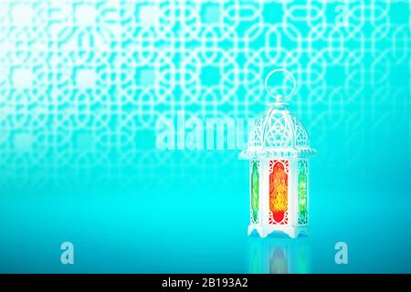 Lampe arabe avec lumière colorée sur fond bleu Banque D'Images