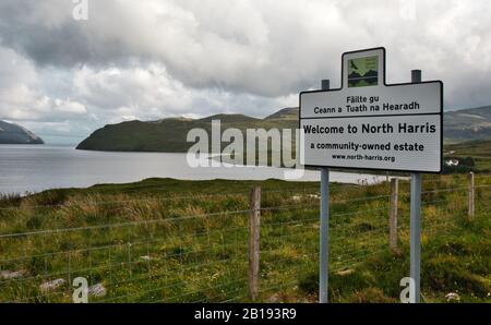 Bienvenue au panneau North Harris en gaélique et anglais, Isle of Lewis et Harris, Outer Hebrides, Écosse Banque D'Images
