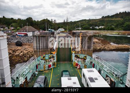 Ferry calédonien MacBrayne partant d'Armadale sur l'île de Skye en traversant le détroit de Sleat jusqu'à Mallaig, Lochaber, Écosse Banque D'Images