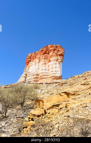 Vue verticale de l'emblématique Chambers Pillar, destination touristique populaire, territoire du Nord, territoire du Nord, Australie Banque D'Images