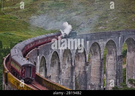 Train à vapeur Jacobite qui souffle de la vapeur en traversant le viaduc de Glenfinnan, Glenfinnan, Inverness-shire, Écosse Banque D'Images