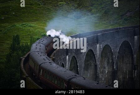 Le train à vapeur Jacobite qui souffle de la vapeur traverse le viaduc de Glenfinnan, Glenfinnan, Inverness-shire, Écosse Banque D'Images