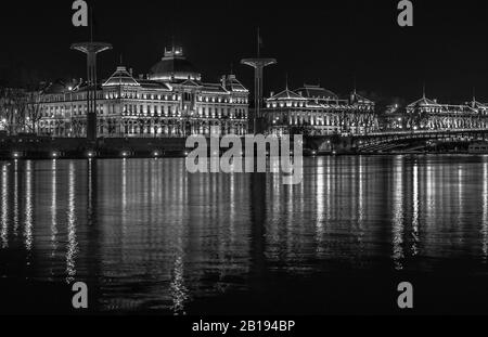 Pont de l'Université de Lyon le long du Rhône la nuit à Lyon France, bâtiment universitaire en arrière-plan avec réflexion fantastique du fleuve, noir et whi Banque D'Images