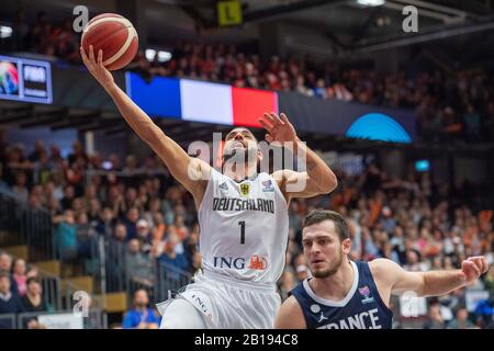 Joshiko SAIBOU (gauche, GER) contre Axel JULIEN (FRA), action, duels, qualification au championnat européen de basket-ball, groupe G, Allemagne (GER) - France (FRA) 83:69, le 21 février 2020 à Vechta / Allemagne. Â | utilisation dans le monde entier Banque D'Images