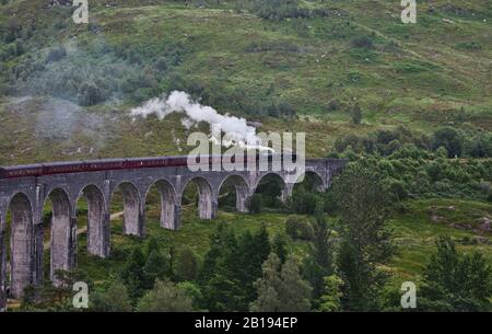 Train à vapeur Jacobite qui souffle de la vapeur en traversant le viaduc de Glenfinnan, Glenfinnan, Inverness-shire, Écosse Banque D'Images