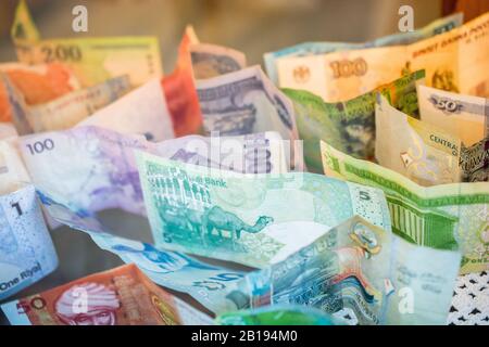 Divers billets colorés, principalement la péninsule arabe de mousse. riyal saoudien, dinar koweïtien, riyal du Qatar, couronne de Norweigan Banque D'Images