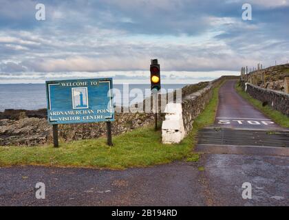 Feu de circulation orange sur une route à voie unique vers Ardnamurchan point le point le plus à l'ouest de la Grande-Bretagne continentale, la péninsule Ardnamurchan, Highland, Ecosse Banque D'Images