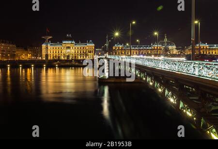 Pont de l'Université de Lyon le long du Rhône la nuit à Lyon France, bâtiment universitaire sur le fond Banque D'Images