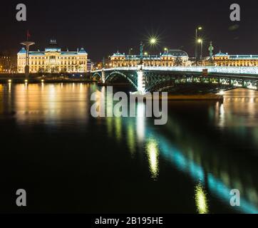 Pont de l'Université de Lyon le long du Rhône la nuit à Lyon France, bâtiment universitaire sur le fond Banque D'Images