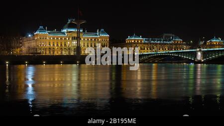 Pont de l'Université de Lyon le long du Rhône la nuit à Lyon France, bâtiment universitaire sur le fond Banque D'Images